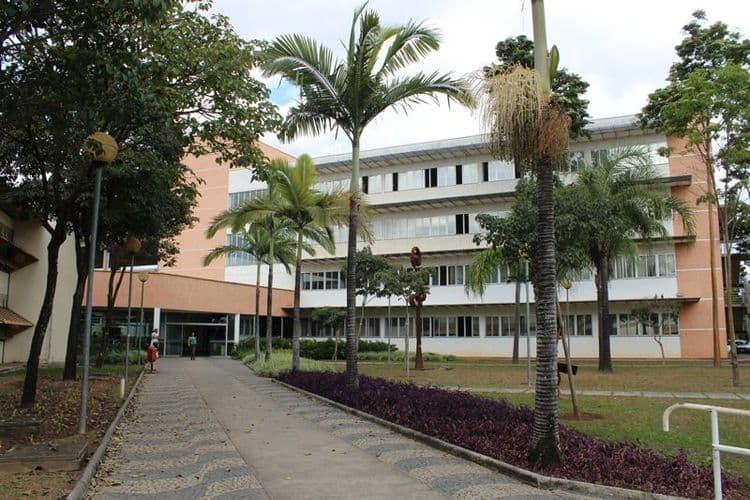 Foto lateral do prédio da FAE
