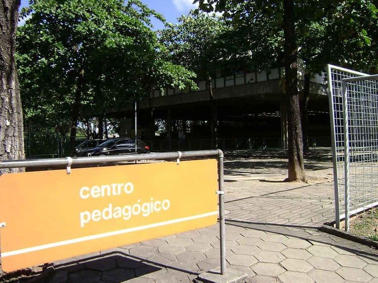 Foto da entrada do prédio do CP